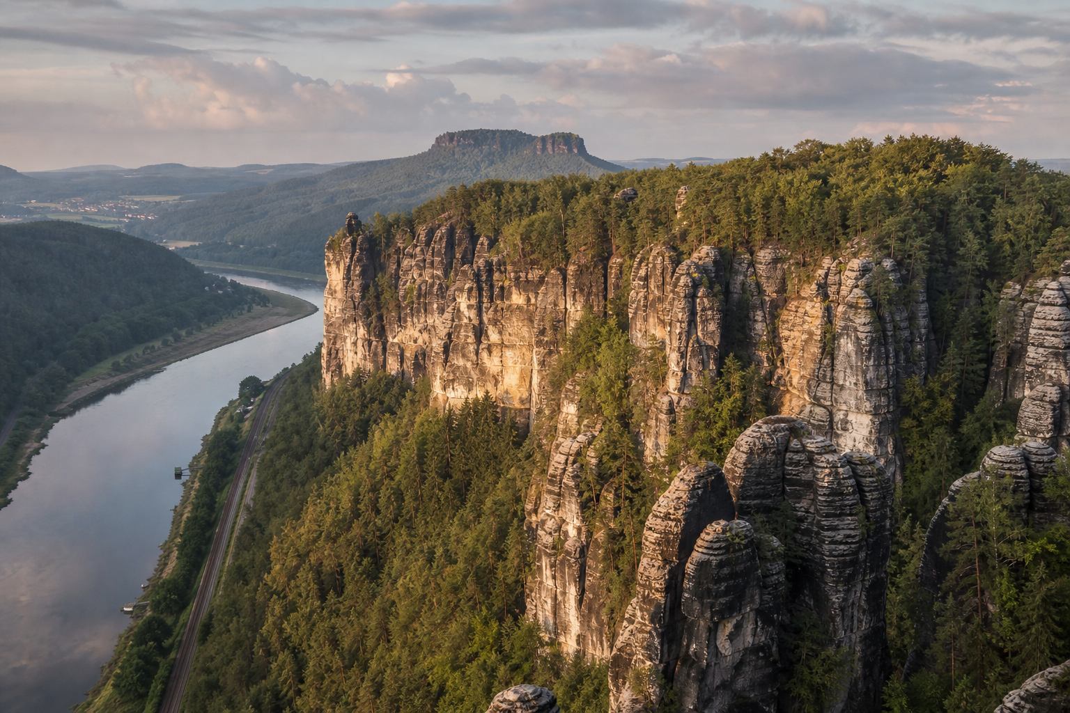 Tafelberge und Felsen der Sächsischen Schweiz über dem Elbtal